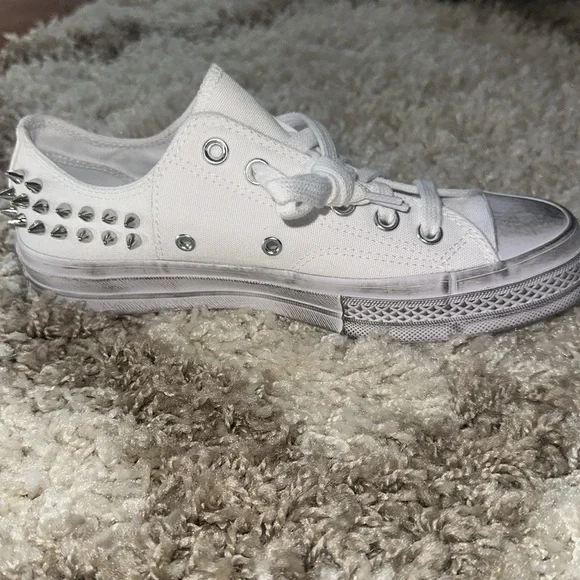 NWOT Edgy Converse low-tops with studs - Picture 4 of 4